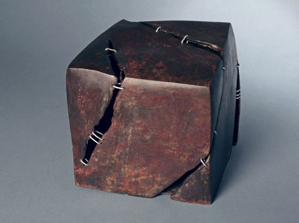 Leila Jabre Jureidini 'Stitch' bronze & stainless steel, 24 x 24 x 25 cm.