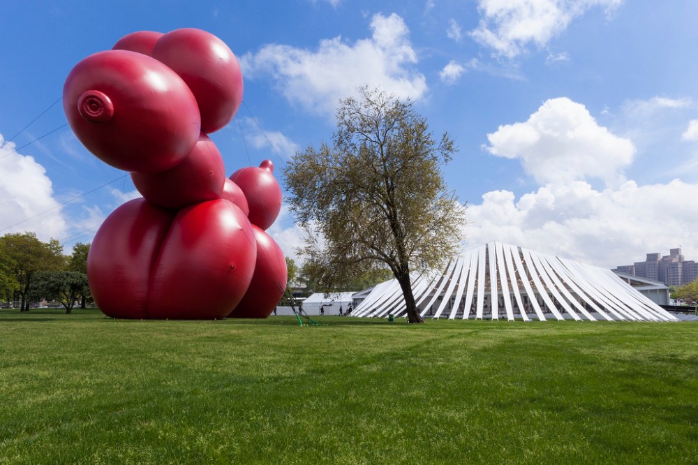 Paul McCarthy "Balloon Dog" (2013) Hauser & Wirth. The Sculpture Park Frieze New York 2013 Photograph by Naho Kubota. Courtesy of Naho Kubota/ Frieze